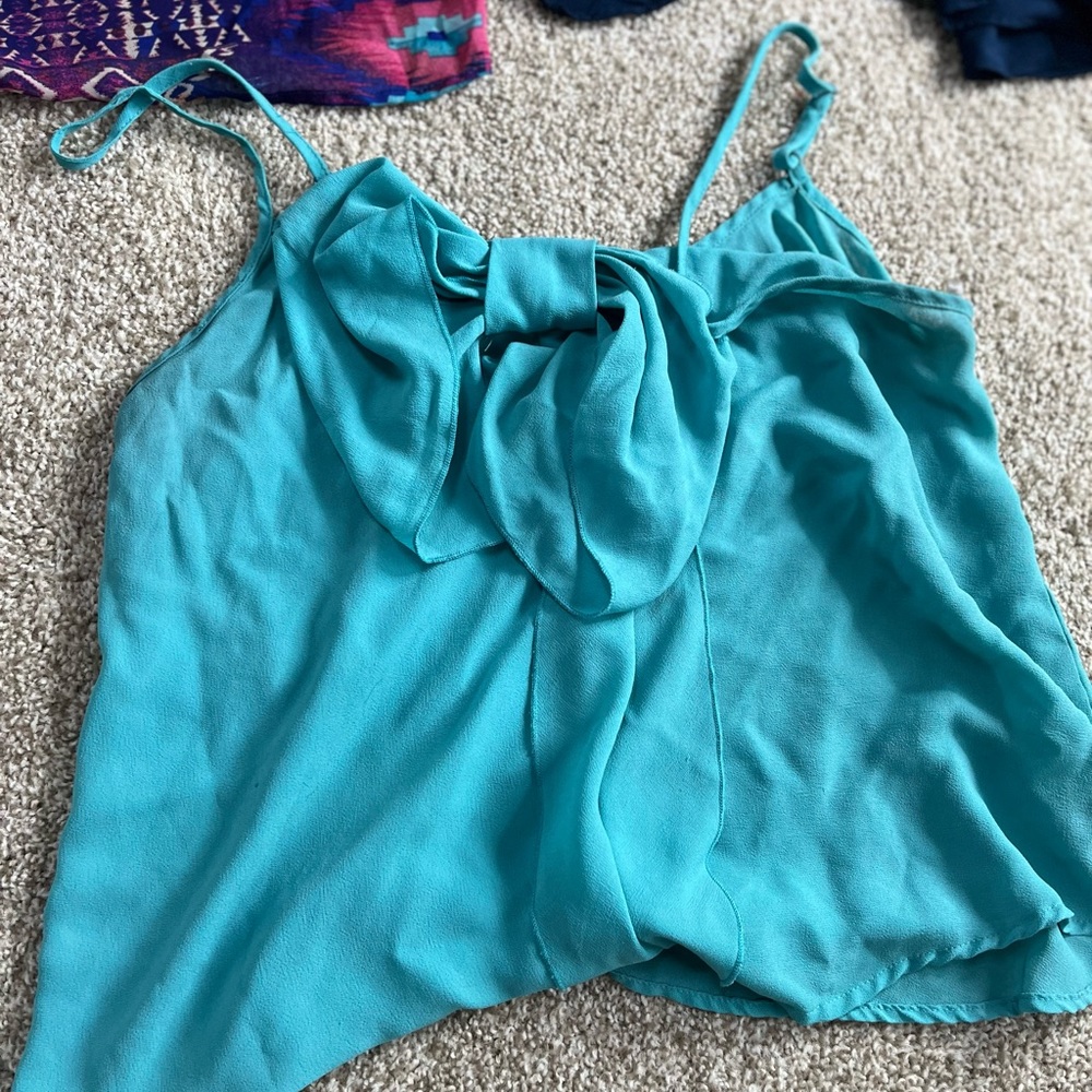 Flowy tank with bow
